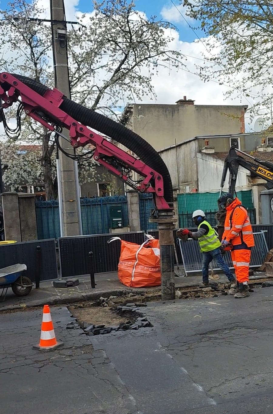 Terrassement par aspiratrice sous trottoir en milieu urbain