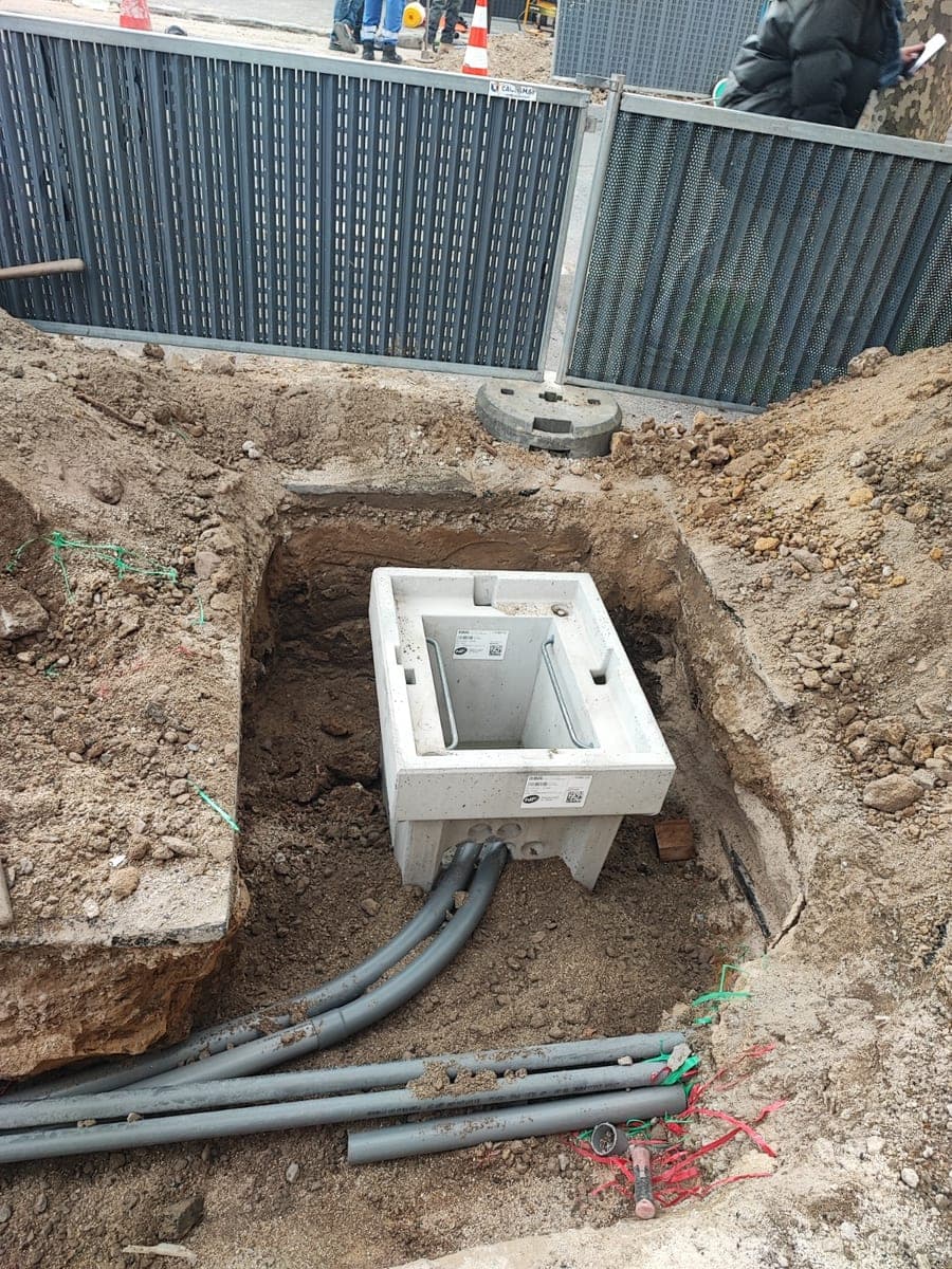 Pose d'une chambre télécom et raccordement des fourreaux